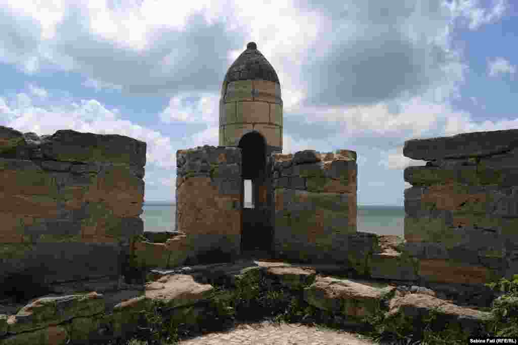 Крепость Ени-Кале, название которой с турецкого переводится как «новая крепость», была построена османами в начале XVIII века