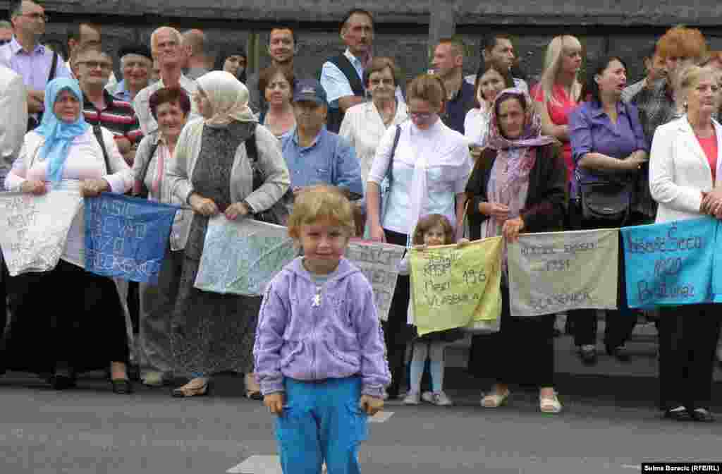 По пути следования процессии стоят тысячи людей.