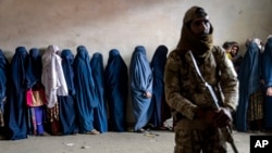 Афганські ЗМІ, що базуються за межами країни, та міжнародні ЗМІ протягом останніх тижнів повідомляли про заборону жінкам чути голоси інших жінок.