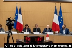 Лідерка білоруської опозиції Світлана Тихановська (зліва) на 3-му засіданні Альянсу парламентських груп «За демократичну Білорусь» у Франції. Париж, 7 жовтня 2025 року