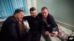 Mark Rutte și Volodimir Zelenski, vizitând răniții într-un spital din Odesa, 15 aprilie 2025