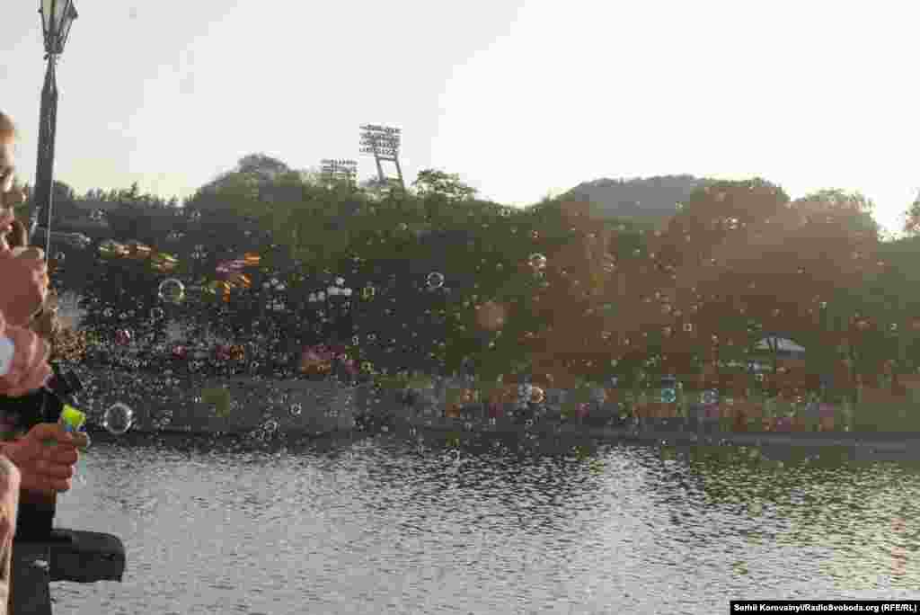 У День захисту дітей (1 червня) донеччани приходили в парк Щербакова і влаштовували такий от масштабний флешмоб (фото – Анна Манухіна). Новим домом багатьох із них став Київ