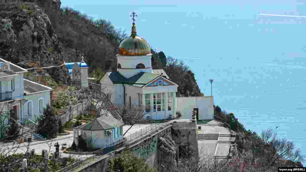 Золотым куполом на солнце мерцает храм великомученика Георгия Победоносца, основное здание православного Свято-Георгиевского мужского монастыря