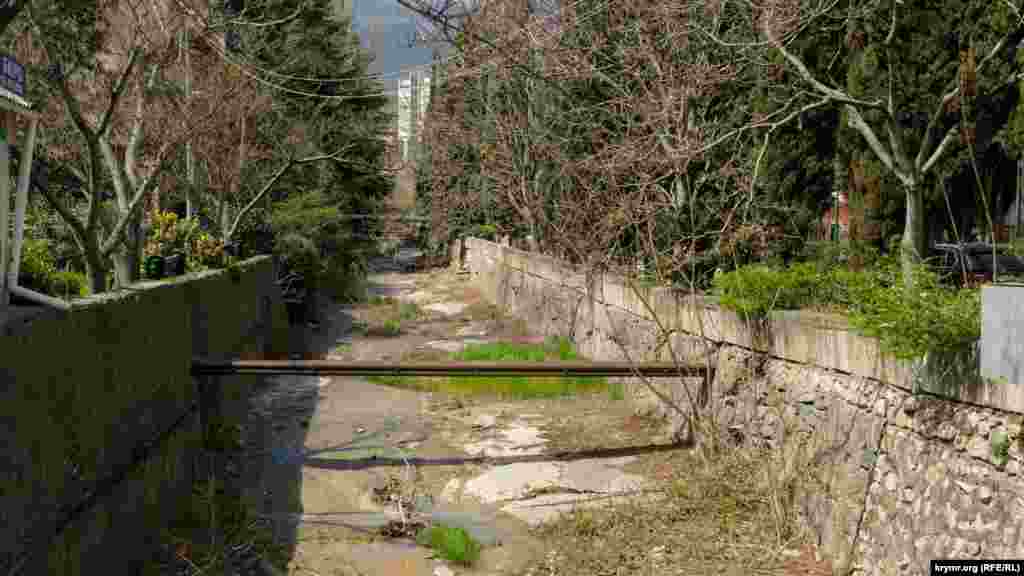 Русло Аян-Узень в бетонированных берегах в центре Партенита. Ее устье – чуть ниже за мостом, на территории военного санатория «Крым»