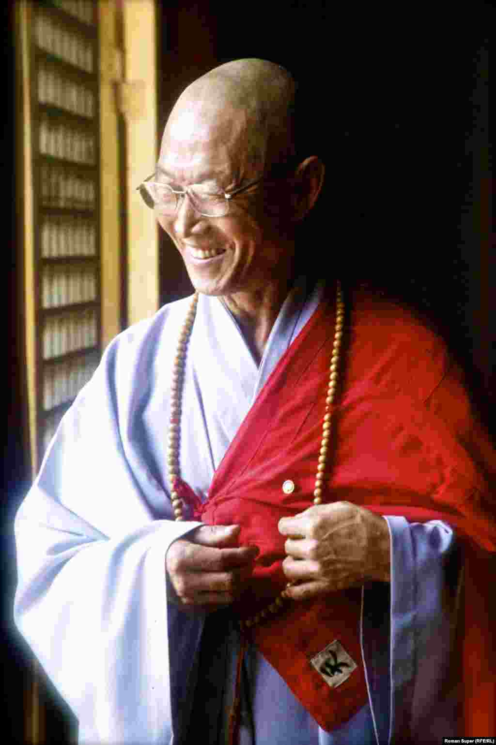 Настоятель буддистского храма в КНДР. Формально в стране декларируется свобода вероисповедания. По факту – в бога северокорейцы не верят. И даже у монаха к груди приколот значок с Ким Чен Иром, имя которого даже в дацане почитается гораздо сильнее, чем, например, Далай Лама