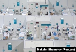 Временный госпиталь, развернутый в спортивном дворце в Крылатском, Москва