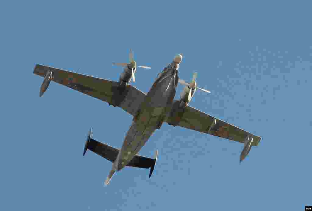 Літак ВПС України пролітає над базою українського флоту у Феодосії, блокованої російськими підрозділами