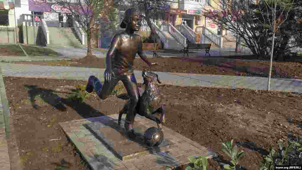 Скульптура «Мальчик с собакой и мячом» – за секунду до удара