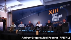 Участники "деколонизаторской" панели Форума. Слева направо: Катерина Марголис, Максим Кузахметов, Даниил Константинов, Наталья Радина, Игорь Яковенко, Константин Эггерт.