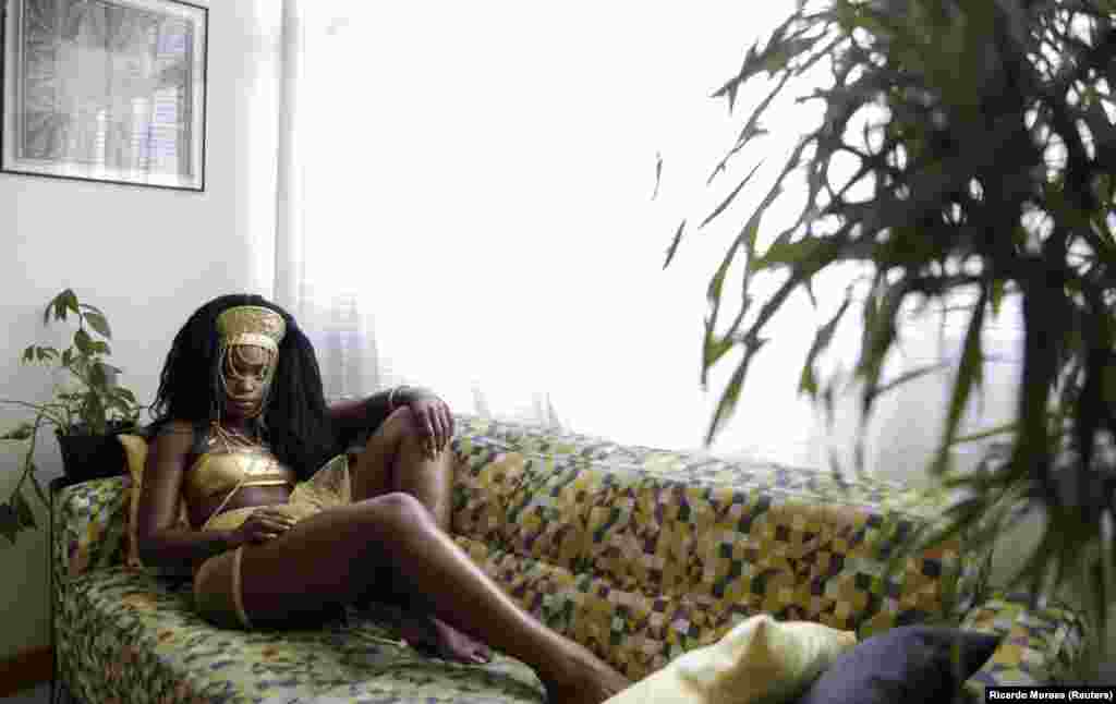 32-річна акторка Дандара Мачадо Абреу вимушено залишилася вдома через коронавірусні обмеження, але все одно вирішила продемонструвати свій карнавальний костюм. «Насправді я не прийняла те, що у нас ще не буде карнавалу, я думаю, це так сумно. А пандемія, через яку скасували Карнавал, засмучує мене ще більше», – сказала кореспонденту Reuters акторка