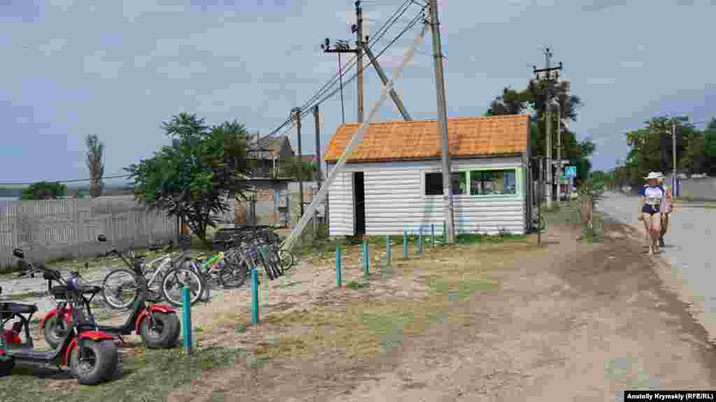 От центра села до пляжной зоны – больше километра, поэтому среди курортников востребованы велосипеды на прокат