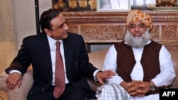 د جمعيت علما اسلام مشر مولانا فضل الرحمان او د پيپلز ګوند مشر آصف زرداري د حکومت خلاف د نورو ګوندونو د يو ځای کولو کوښښ کوي