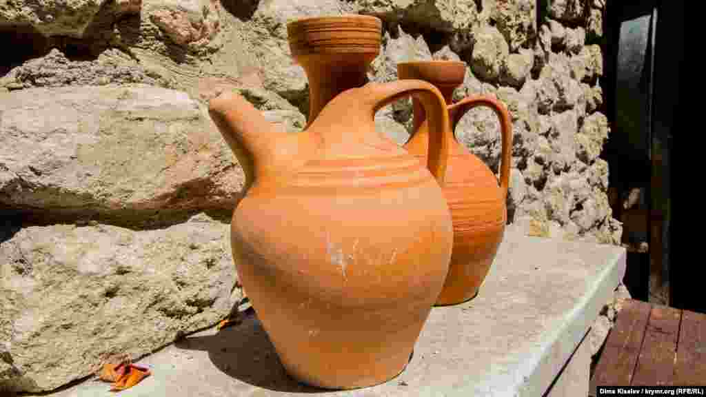 Крымскотатарский мастер-фенерджи Энвер Яшлавский создает здесь фенеры – традиционные светильники, а также проводит экскурсии для гостей