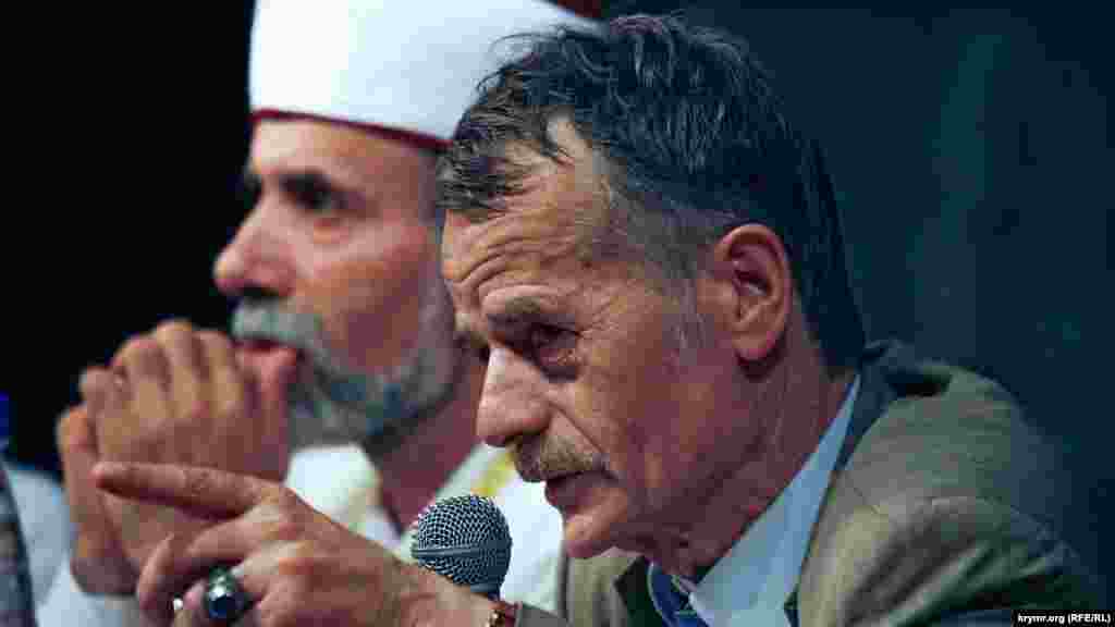 Мустафа Джемилев на IV Курултае крымских татар 26 июля 2008 года