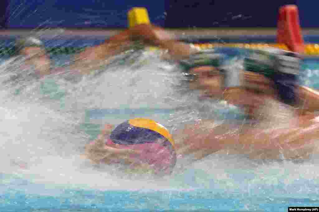 Гравці змагаються за м'яч на початку матчу попереднього раунду чоловічого водного поло між Угорщиною та Японією. Токіо, 27 липня 2021 року 