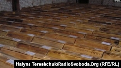 Домовини з тілами жертв втікачів від голоду 1946–1947 років