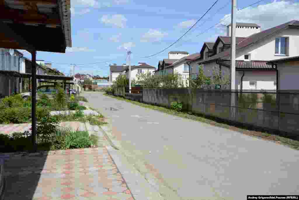 Внутри довольно чисто. Качественный асфальт для казанских посёлков всё еще большая редкость. 