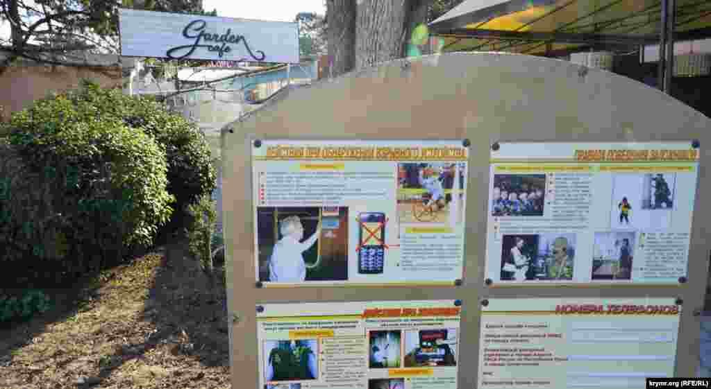 Владельцы кафе у набережной установили стенд с «правилами поведения заложников»