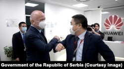 Ministar u Vladi Srbije bez portfelja zadužen za inovacije i tehnološki razvoj Nenad Popović u poseti Huawei Centru za inovacije i razvoj digitalizacije u Beogradu, maj 2020.