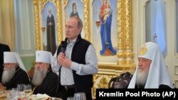 Президент Росії Володимир Путін (із мікрофоном), а праворуч від нього Московський патріарх Кирило, 11 липня 2016 року