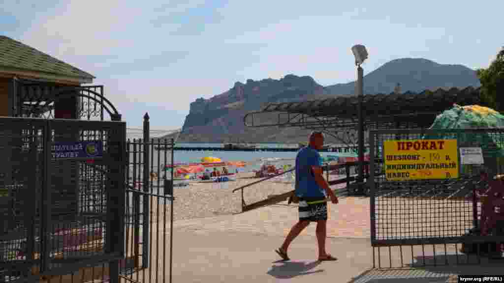 У входа на пляж встречает табличка с расценками на услуги: прокат шезлонга стоит 150 рублей (56 грн), а индивидуальный навес – 250 рублей (95 грн)