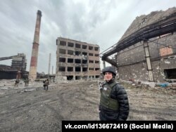 Военкор РФ из Крыма Александр Федорчак в Мариуполе позирует возле «Азовстали»