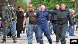 Сепаратисти ведуть чоловіка з зав'язаними очима, Донецьк, 5 травня 2014 року