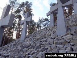 Курган із хрестами – центральний елемент меморіалу. По обидва боки – плити, на яких увічнені прізвища розстріляних