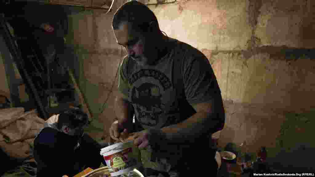 Це подарунок для їхнього побратима «Єті», який зустрічає свій день народження в одній із найгарячіших точок на Донеччині