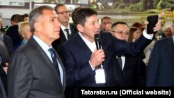 Сложно сказать, насколько главе Фонда газификации Джаудату Миннахметову (рядом с президентом РТ) везёт с подрядчиками, но с друзьями ему повезло определённо.