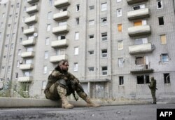 Українські військовослужбовці несуть варту в місті Авдіївка, 5 км на північ від Донецька, 8 вересня 2015 року