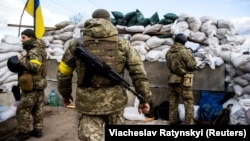 Украинские военнослужащие на блокпосту. Иллюстрационное фото