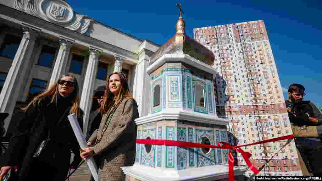 Учасники акції несли макети зразків старовинної архітектури і типових багатоквартирних будинків від забудовників, щоб показати як останні псують місто..