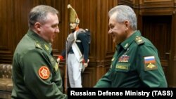 Міністр оборони Білорусі Віктор Хренін та міністр оборони Росії Сергій Шойгу під час зустрічі в Москві, архівне фото