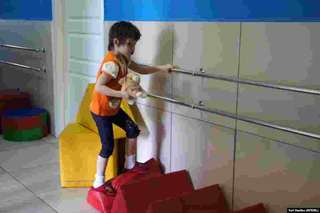 В центре "Детство" даже в коридорах можно встретить импровизированные тренажеры для маленьких пациентов.