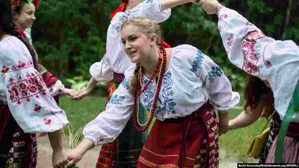 З піснями та танцями дівчата-козачки йдуть збирати трави та гілки дерев, із яких потім робляться вінки та «Віха»
