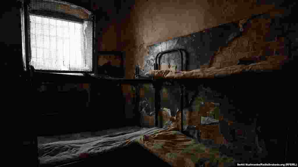 Місцевою мовою камера називається «хата». У таких двадцятиметрових приміщеннях живуть по 10 затриманих. Хоча, за усіма можливими нормами, на одного в’язня має бути виділено не менше ніж 4 квадратні метри