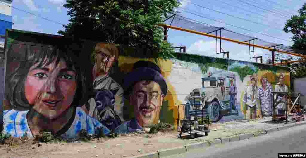 На стене «Консервного завода имени 1 Мая» в Симферополе появился мурал с изображениями главных героев комедии Леонида Гайдая «Кавказская пленница»