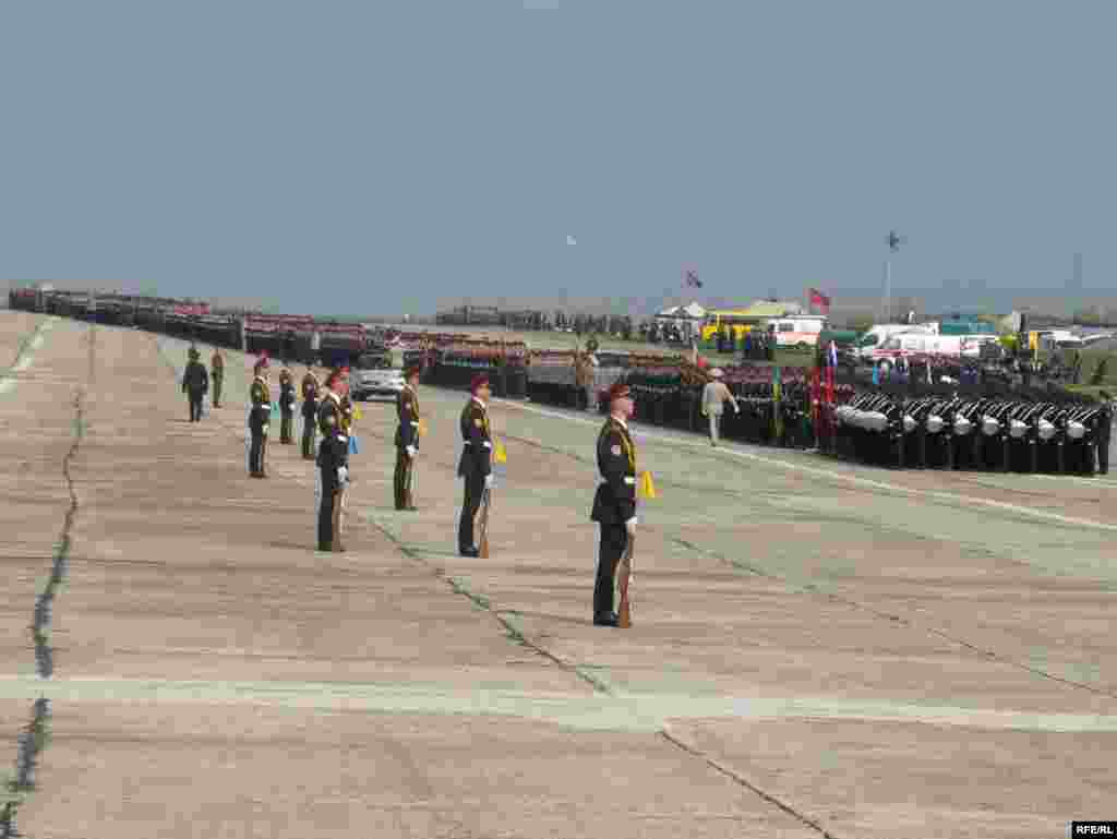 Летовище заводу «Авіант» у Києві. До обрію вишикувалися лави військових, та бойова техніка, повторюючи обриси Хрещатика та майдану Незалежності, де відбуватиметься парад.