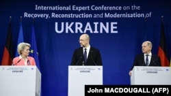 Президентка Єврокомісії Урсула фон дер Ляєн, премʼєр-міністр України Денис Шмигаль та канцлер Німеччини Олаф Шольц під час відкриття конференції в Берліні, 25 жовтня 2022 року