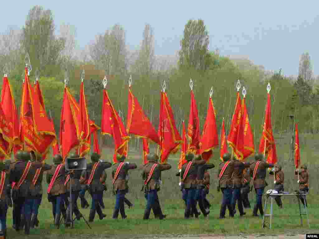 Найбільше – червоних прапорів із радянською символікою, за словами організаторів – це точні копії оригінальних бойових стандартів другої світової.