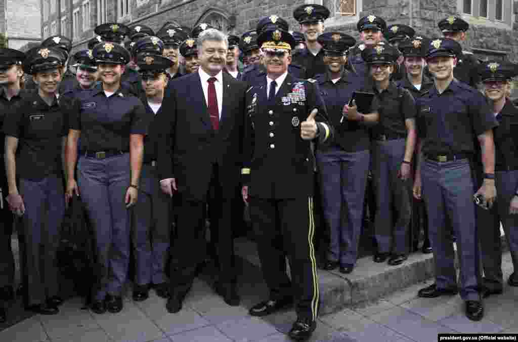 Президент України Петро Порошенко під час відвідин Військової академії США «Вест-Пойнт», 18 вересня 2017 року