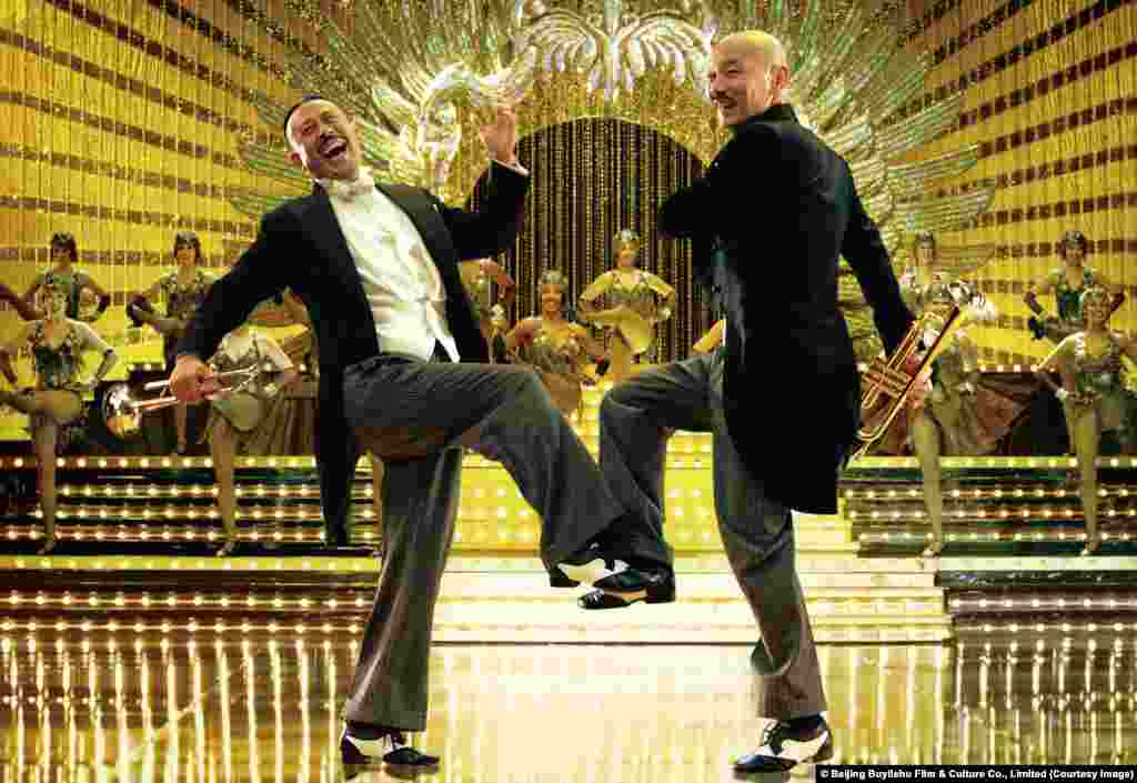 Герои самой изобретательной конкурсной картины  "Унесенные пулями" Цзяна Вэня тратят изрядные деньги на конкурс красоты среди женщин легкого поведения