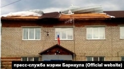 Разрушенная ураганом крыша