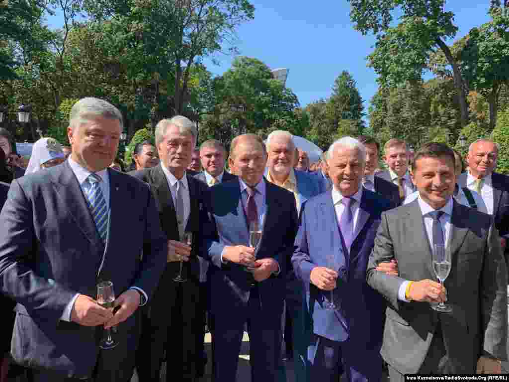 А это – групповой портрет президентов, бывших и нынешних. Петр Порошенко, Виктор Ющенко, Леонид Кучма, Леонид Кравчук и Владимир Зеленский.  P.S.: А Путину даже сфотографироваться не с кем. Ну не с Медведевым же, право слово...