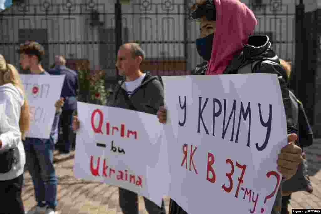 Надпись на плакате: «В Крыму, как в 37-м?»
