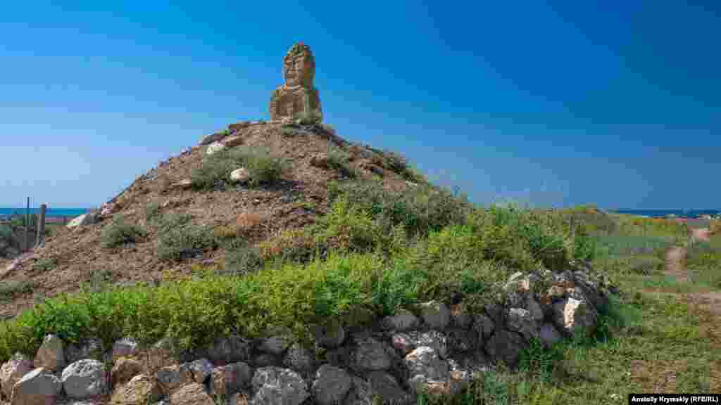 Как и «половецкая баба» на небольшом холме на краю археологических раскопок