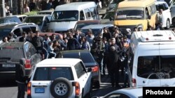 Опозиційні активісти блокують дорогу в Єревані, Вірменія, 16 квітня 2018 року