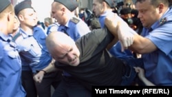 Сергея Удальцова стражи порядка задерживают регулярно