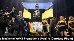 Український боксер Олександр Усик після перемоги над росіянином Муратом Гассієвим. Москва, 22 липня 2018 року